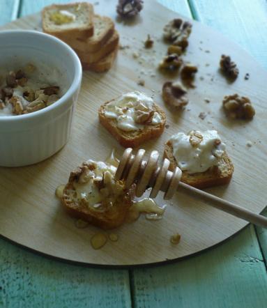 Zdjęcie - Dip z sera pleśniowego z orzechami włoskimi i miodem - Przepisy kulinarne ze zdjęciami