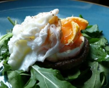 Zdjęcie - Śniadanie do łóżka #24: Jajka w koszulkach na pieczarkach z kozim serem - Przepisy kulinarne ze zdjęciami