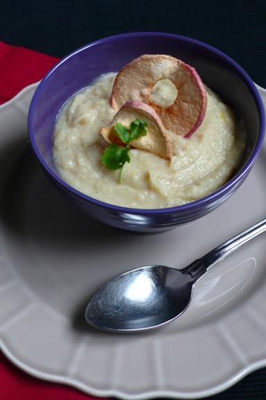 Zdjęcie - Krem z białych warzyw z dodatkiem jabłka - Przepisy kulinarne ze zdjęciami