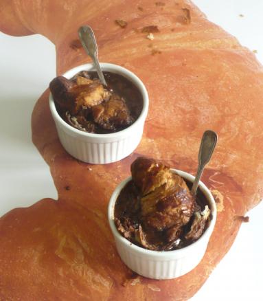 Zdjęcie - Śniadanie do łóżka #21: Czekoladowy pudding z croissantami - Przepisy kulinarne ze zdjęciami