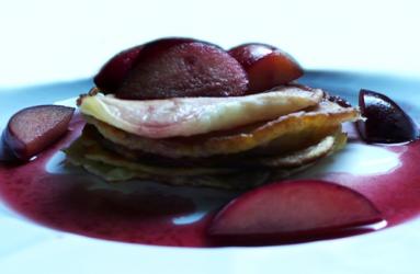 Zdjęcie - Śniadanie do łóżka #20: Pancakes ze śliwkami w sosie winno-korzennym - Przepisy kulinarne ze zdjęciami