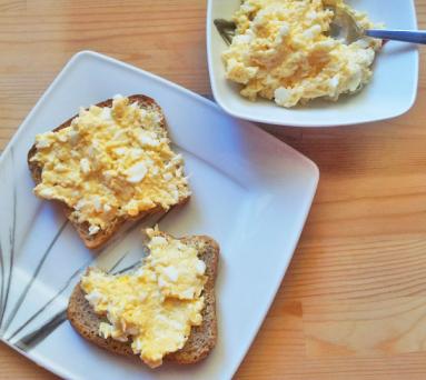 Zdjęcie - Śniadanie do łóżka #18: Pasta serowo-jajeczna - Przepisy kulinarne ze zdjęciami