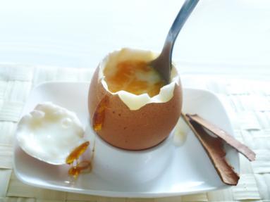 Zdjęcie - Śniadanie do łóżka #15: Jajka na miękko z karmelem cynamonowym - Przepisy kulinarne ze zdjęciami