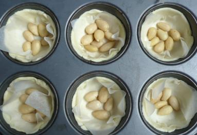 Zdjęcie - Tartaletki brzoskwiniowe z serem pleśniowym - Przepisy kulinarne ze zdjęciami