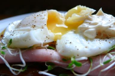 Zdjęcie - Śniadanie do łóżka #10: Jajka po benedyktyńsku - Przepisy kulinarne ze zdjęciami