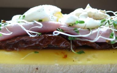 Zdjęcie - Śniadanie do łóżka #10: Jajka po benedyktyńsku - Przepisy kulinarne ze zdjęciami