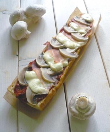 Zdjęcie - Zapiekanka z blanszowanymi pieczarkami, szynką i mozzarellą - Przepisy kulinarne ze zdjęciami