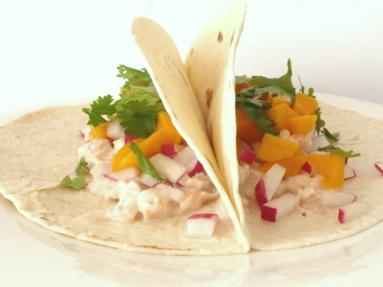 Zdjęcie - Tacos z krewetkami, mango i rzodkiewką - Przepisy kulinarne ze zdjęciami