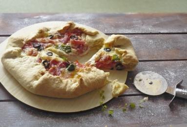 Zdjęcie - Galette z szynką parmeńską, pomidorami, mozzarellą i oliwkami - Przepisy kulinarne ze zdjęciami