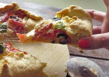 Zdjęcie - Galette z szynką parmeńską, pomidorami, mozzarellą i oliwkami - Przepisy kulinarne ze zdjęciami