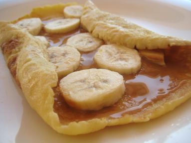 Zdjęcie - Śniadanie do łóżka #6: Naleśniki Bailey's z masłem orzechowym i bananami - Przepisy kulinarne ze zdjęciami
