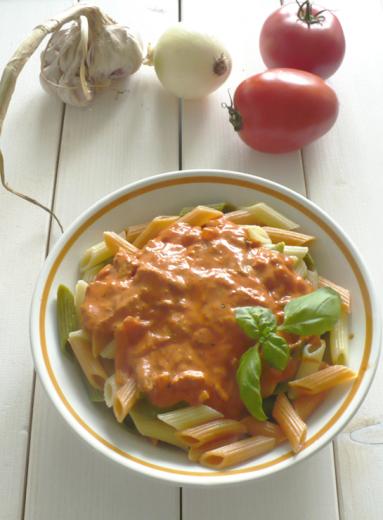 Zdjęcie - Penne z tuńczykiem w sosie pomidorowym z mascarpone - Przepisy kulinarne ze zdjęciami