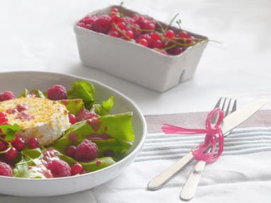 Zdjęcie - Panierowany camembert z dressingiem z czerwonej porzeczki - Przepisy kulinarne ze zdjęciami