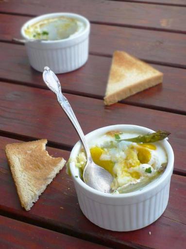 Zdjęcie - Śniadanie do łóżka #1: Jajka w kokilkach ze szparagami - Przepisy kulinarne ze zdjęciami