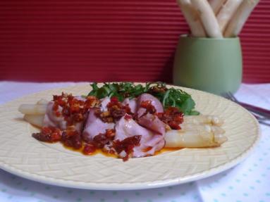 Zdjęcie - Szparagi z wiejską szynką, ostrym sosem i sałatką z rucoli - Przepisy kulinarne ze zdjęciami