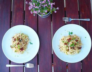 Zdjęcie - Spaghetti z pesto z suszonych pomidorów w 12 minut - Przepisy kulinarne ze zdjęciami