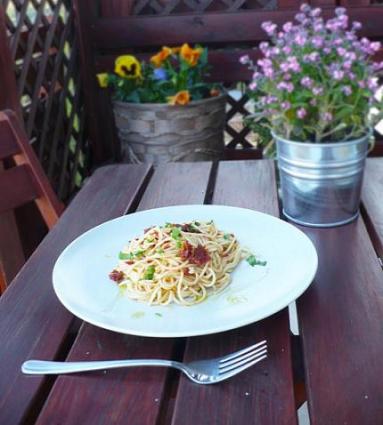 Zdjęcie - Spaghetti z pesto z suszonych pomidorów w 12 minut - Przepisy kulinarne ze zdjęciami
