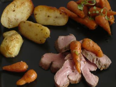 Zdjęcie - Polędwica wieprzowa i baby carrots w marynacie miodowo-ziołowej - Przepisy kulinarne ze zdjęciami
