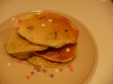 Zdjęcie - Pancakes z suszonymi jagodami - Przepisy kulinarne ze zdjęciami