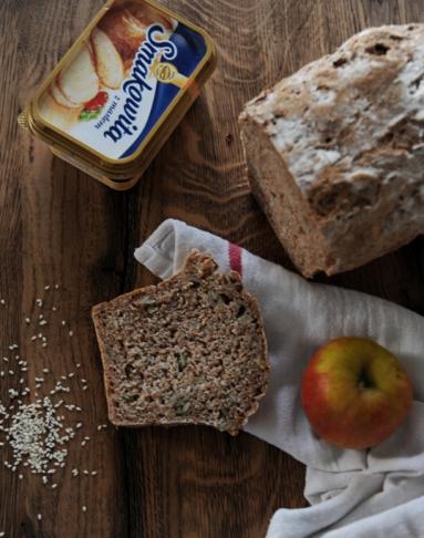 Zdjęcie - Chleb razowy z jabłkami i sezamem - Przepisy kulinarne ze zdjęciami
