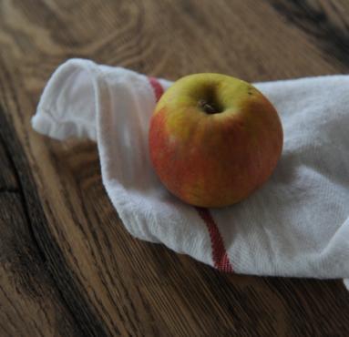 Zdjęcie - Chleb razowy z jabłkami i sezamem - Przepisy kulinarne ze zdjęciami