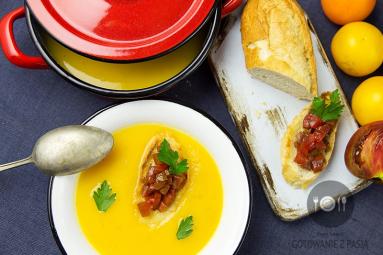 Zdjęcie - Żółta zupa pomidorowa z grzankami pomidorowymi - Przepisy kulinarne ze zdjęciami