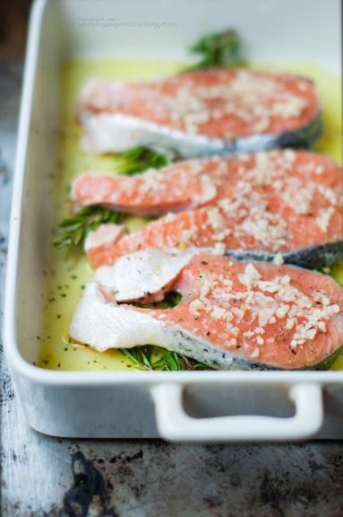 Zdjęcie - Pieczony łosoś z czosnkiem i rozmarynem (Baked salmon with garlic and rosemary). - Przepisy kulinarne ze zdjęciami