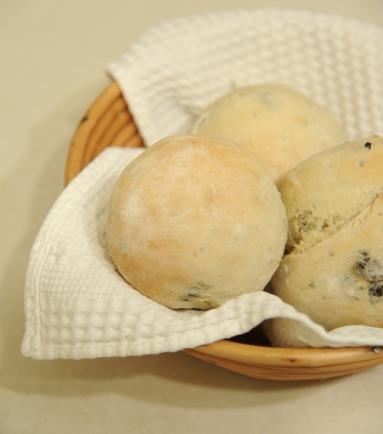 Zdjęcie - Bułeczki z czarnymi oliwkami i oregano - Przepisy kulinarne ze zdjęciami