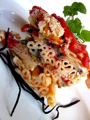 Zdjęcie - Zapiekanka makaronowa z bakłażanem - Przepisy kulinarne ze zdjęciami