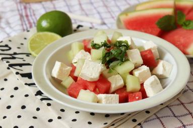 Zdjęcie - Sałatka z mango, arbuzem i fetą - Przepisy kulinarne ze zdjęciami