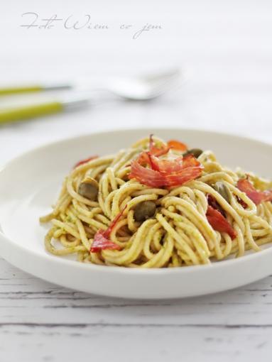 Zdjęcie - Spaghetti pełnoziarniste z pesto z rukoli, kaparami  i szynką szwarcwaldzką - Przepisy kulinarne ze zdjęciami