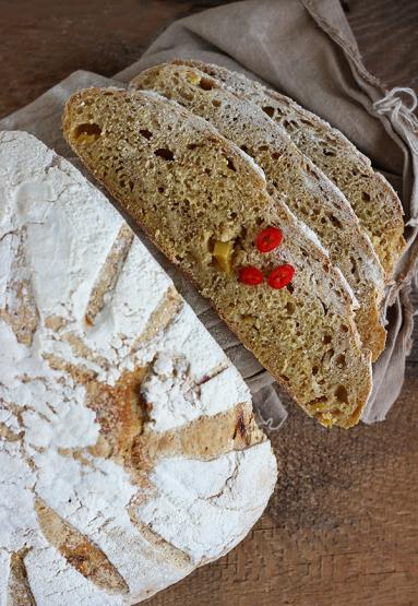 Zdjęcie - Chleb dyniowy z mango i chilli na zakwasie - Przepisy kulinarne ze zdjęciami