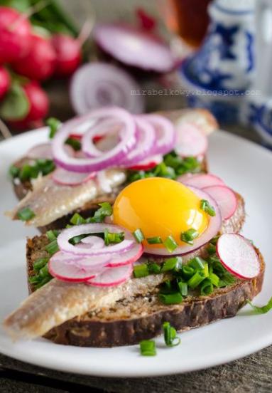 Zdjęcie - Duńska kanapka "Słońce nad Gudhjem" - Przepisy kulinarne ze zdjęciami