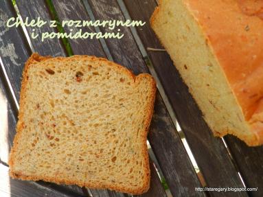Zdjęcie - Chleb na drożdżach z rozmarynem i pomidorami z maszyny do chleba - Przepisy kulinarne ze zdjęciami
