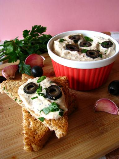 Zdjęcie - Przepyszna pasta kanapkowa z fetą, czosnkiem i  oliwkami - Przepisy kulinarne ze zdjęciami