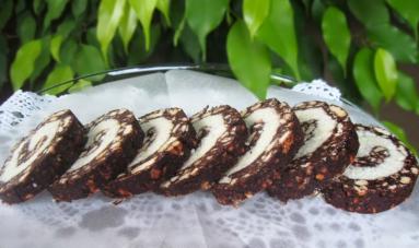 Zdjęcie - Rolada kokosowo-kakaowa - Przepisy kulinarne ze zdjęciami