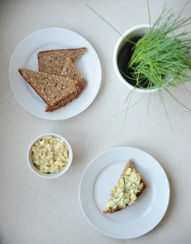 Zdjęcie - Śniadanie do łóżka #163: Pasta jajeczna z awokado - Przepisy kulinarne ze zdjęciami