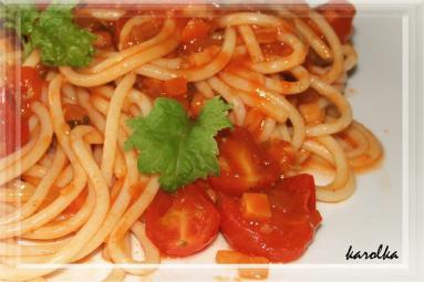 ZdjÄcie - Spagetti z ostrym sosem z pomidorkow koktajlowych - Przepisy kulinarne ze zdjÄciami