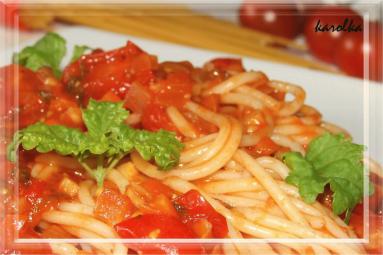 ZdjÄcie - Spagetti z ostrym sosem z pomidorkow koktajlowych - Przepisy kulinarne ze zdjÄciami