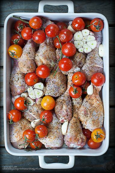 Zdjęcie - Pieczone podudzia z kurczaka z pomidorkami koktajlowymi i czosnkiem (Roasted chicken drumsticks with cherry tomatoes and garlic) - Przepisy kulinarne ze zdjęciami