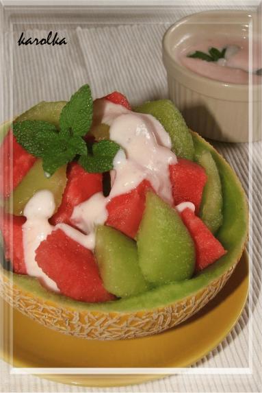 ZdjÄcie - Deser melonowo-arbuzowy z kwasnym sosem jogurtowym - Przepisy kulinarne ze zdjÄciami