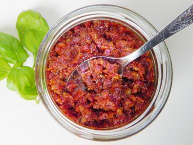 Zdjęcie - Pasta z suszonych pomidorów z czosnkiem i ziołami - Przepisy kulinarne ze zdjęciami