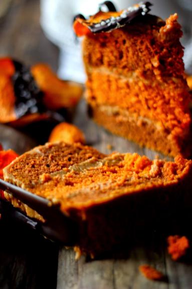 Zdjęcie - Tort ze słodkich ziemniaków z kremem orzechowym - Przepisy kulinarne ze zdjęciami