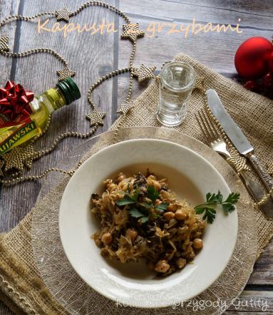 Zdjęcie - Kapusta na ciepło  z  ciecierzycą i grzybami - Przepisy kulinarne ze zdjęciami