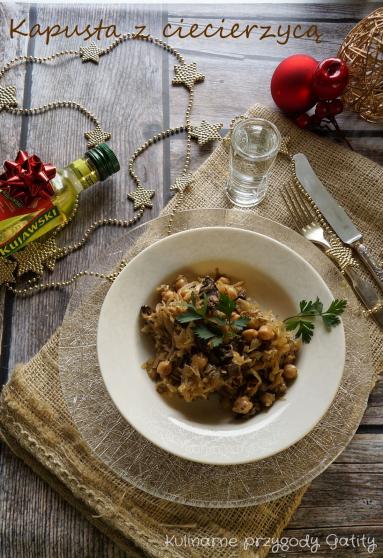 Zdjęcie - Kapusta na ciepło  z  ciecierzycą i grzybami - Przepisy kulinarne ze zdjęciami