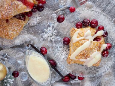 Zdjęcie - Pierożki francuskie z jabłkami i żurawiną z sosem waniliowym / Cranberry apple dumplings with vanilla sauce - Przepisy kulinarne ze zdjęciami