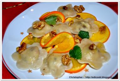 Zdjęcie - Orzechowe pierożki w sosie pomarańczowym - Przepisy kulinarne ze zdjęciami