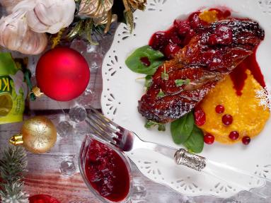 Zdjęcie - Świąteczna kaczka pieczona  z sosem wiśniowym z winem Porto / Christmas roast duck with port and cherry sauce - Przepisy kulinarne ze zdjęciami