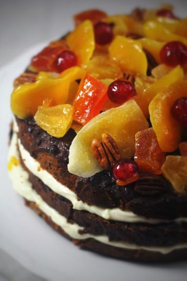 Zdjęcie - Bakaliowy tort z kremem mascarpone i glazurowanymi owocami - Przepisy kulinarne ze zdjęciami