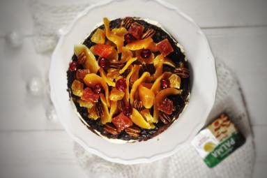 Zdjęcie - Bakaliowy tort z kremem mascarpone i glazurowanymi owocami - Przepisy kulinarne ze zdjęciami